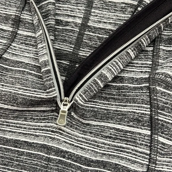 Lululemon 1/4 zip size 6 - Picture 6 of 11
